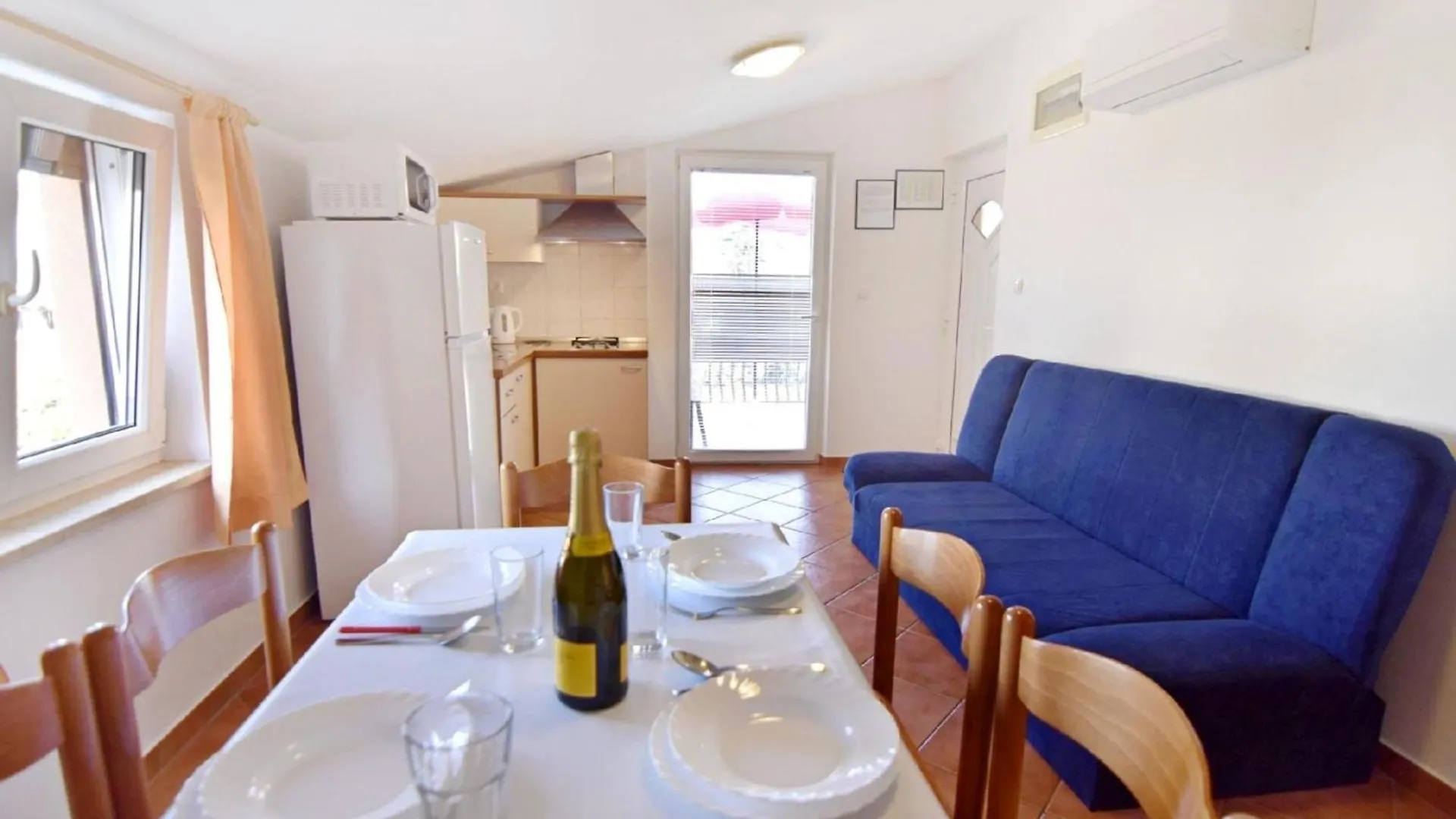 Apartment Mit Zwei Schlafzimmern In Strandnaehe In 乌马格 0*,